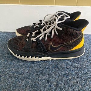 Nike Kyrie Irving Raygun men 9 mid top tie up basketball shoes